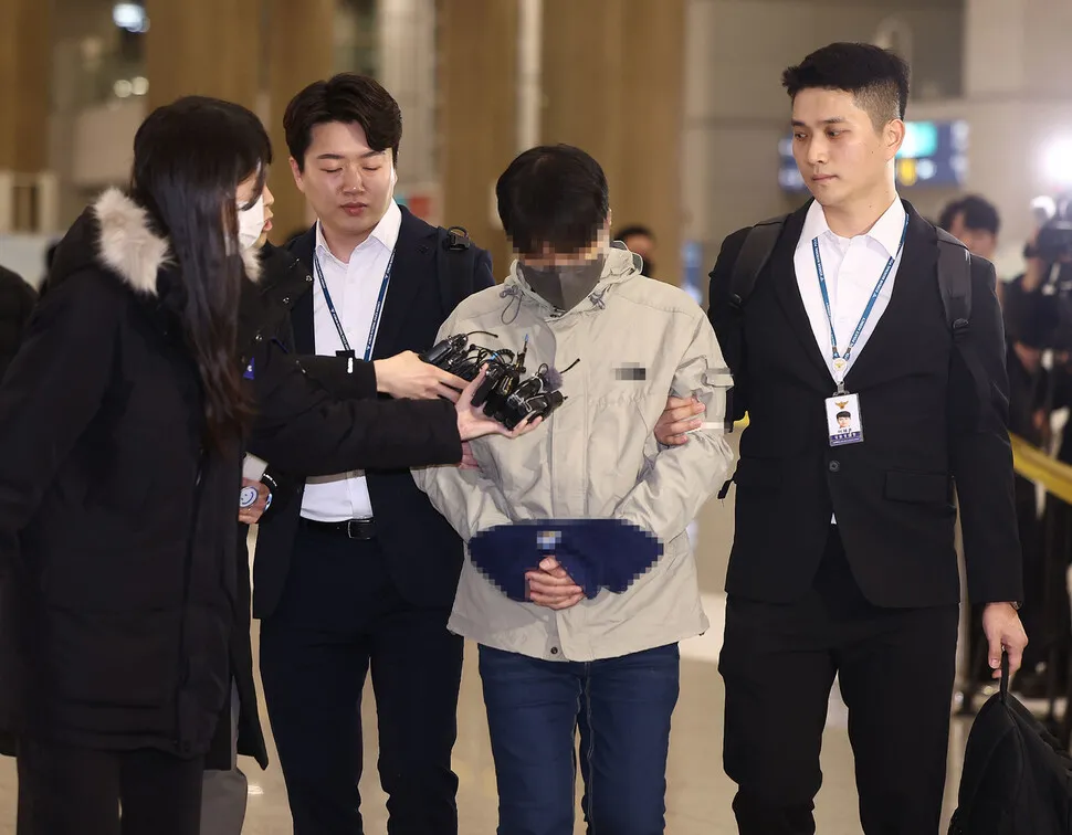 Südkoreas Krankenversicherungsmanager hat 4,6 unterschlagen Milliarden Won an öffentlichen Geldern „durch das Spielen von Kryptowährungsverträgen“ verloren und alles verloren! Schwere Strafe von 15 Jahren Als Leiter des Finanzmanagementteams war der Aufseher mit Nachnamen Choi bis 18 Jahre alt. Nach der Veruntreuung von bis zu 4,6 Milliarden Won an öffentlichen Geldern während einer Subsystemoperation wurde festgestellt, dass der Aufseher mit Nachnamen Choi in einem Luxusresort auf den Philippinen Geld verschwendete. Im Januar 2024 wurde er schließlich in Manila verhaftet. </p><p>Die National Health Insurance Corporation holte 720 Millionen Won durch Zivilklagen zurück, aber die restlichen 39. Mehr als 100 Millionen koreanische Dollar gingen auf dem für Choi zuständigen Markt für Kryptowährungsverträge verloren, und der traditionelle Wiederherstellungsmechanismus war wirkungslos. </p><p>Chois Richter in erster und zweiter Instanz sagten, dass „von Beamten Ehrlichkeit verlangt wird, aber die kriminellen Methoden der systematischen Veruntreuung riesiger Geldsummen sind sehr schlimm“ und verurteilten ihn zu 15 Jahren Gefängnis. Am 15. wurde das endgültige Urteil verkündet, um das ursprüngliche Urteil aufrechtzuerhalten. </p><h3>Gespieltes Geld zählt nicht als Geldwäsche</h3><p> Südkoreas aktuelle Anti-Geldwäsche-Vorschriften wie das Gesetz über die Meldung und Nutzung bestimmter Finanztransaktionsinformationen verlangen von Börsen, dass sie die Sorgfaltspflicht gegenüber Kunden umsetzen und verdächtige Transaktionen melden. Das Gericht kam jedoch zu dem Schluss, dass Chois Verhalten zwar Korruption darstellte, aber aufgrund des endgültigen Geldverlusts keine Geldwäsche darstellte, und dass es den Antrag des Staatsanwalts auf Rückforderung von 3,9 Milliarden Won nicht unterstützte. </p><p>Südkoreanische Staatsanwälte waren unzufrieden damit, dass Choi öffentliche Gelder zweckentfremdet hatte, um Token an einer virtuellen Geldbörse in Südkorea zu kaufen, und diese an ausländische Börsen transferiert hatte. Das Gericht verurteilte ihn, weil er keinen Verstoß gegen Geldwäschegesetze und andere Straftaten eingestanden hatte, was auch in der örtlichen Krypto-Community für Diskussionen sorgte. </p>